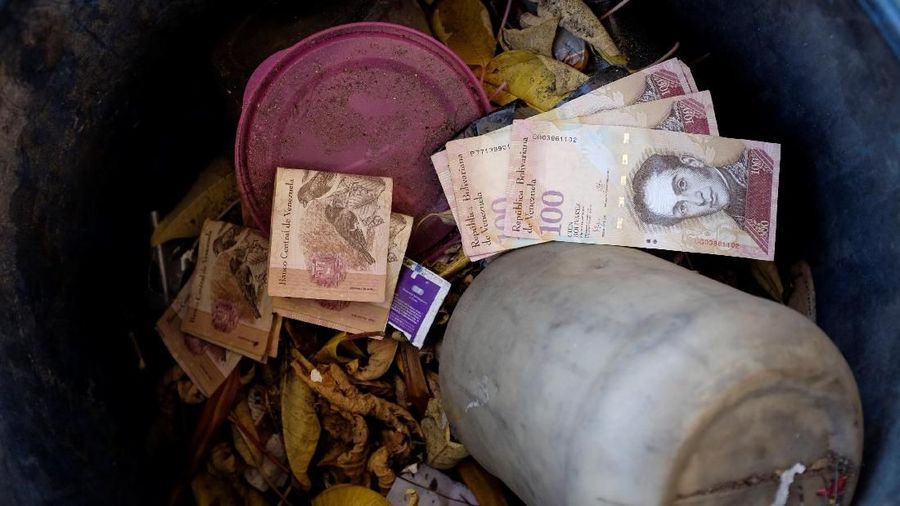 Sejumlah uang bernilai 100 bolivar Venezuela yang dibuang warga di tempat sampah di sebuah pom bensin milik perusahaan minyak negara Venezuela.