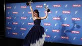Havana oh nana.. Camila Cabello memakai gaun strapless A-line Oscar de la Renta yang mengembang dengan kombinasi dua warna yaitu biru dan putih. Aksen kerut terlihat di salah satu sisi gaunnya. ( REUTERS/Carlo Allegri)