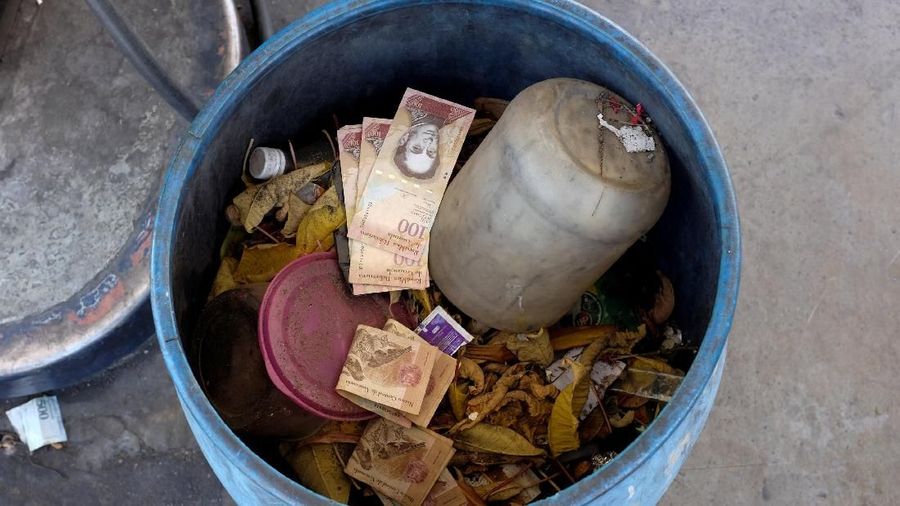 Sejumlah uang bernilai 100 bolivar Venezuela yang dibuang warga di tempat sampah di sebuah pom bensin milik perusahaan minyak negara Venezuela.