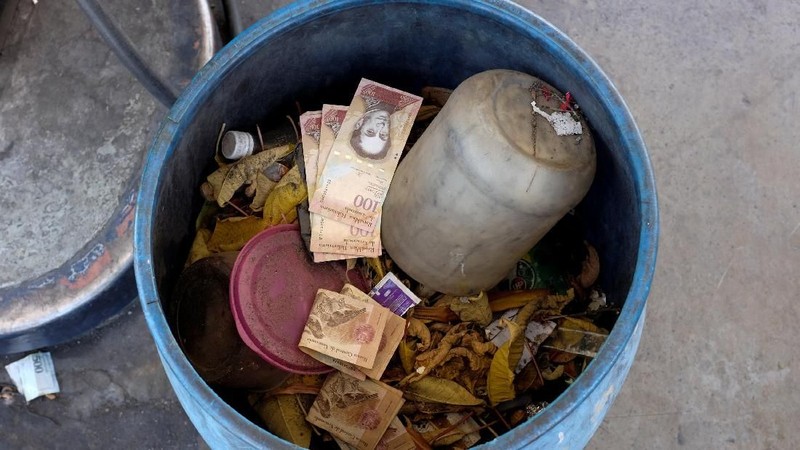 Sejumlah uang bernilai 100 bolivar Venezuela yang dibuang warga di tempat sampah di sebuah pom bensin milik perusahaan minyak negara Venezuela.