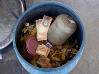 Tak Berlaku Lagi, Uang Venezuela Dibuang ke Tong Sampah