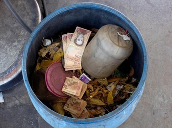 Tak Berlaku Lagi, Uang Venezuela Dibuang ke Tong Sampah