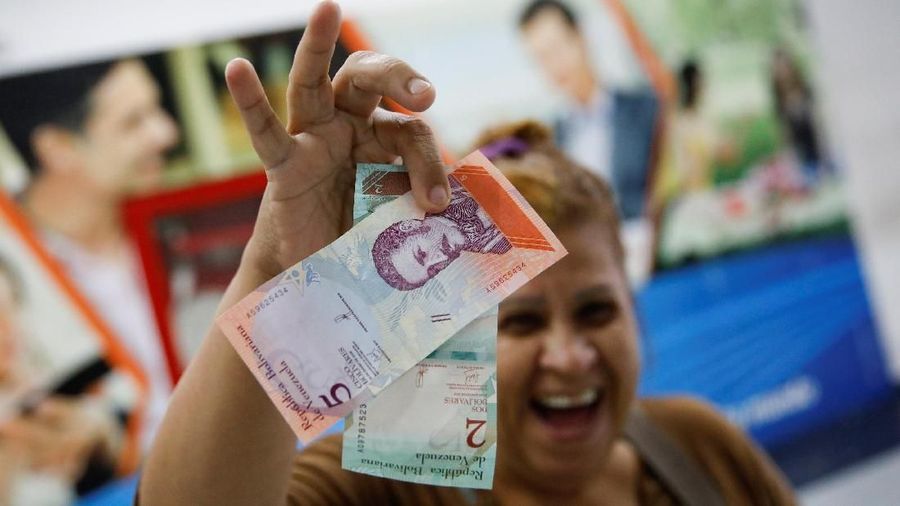 Pada hari ini Venezuela menerbitkan mata uang baru dengan memangkas lima nol sesuai dengan Presiden Nicolas Maduro.