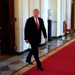 Dua Orang Kepercayaan Kena Isu Hukum, Apa Dampaknya ke Trump?