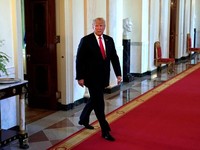Dua Orang Kepercayaan Kena Isu Hukum, Apa Dampaknya ke Trump?