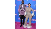 Gaun Keyshia Ka'Oir terlihat cukup mengganggu. Dengan jumpsuit berwarna kulit yang lekat di tubuh dia terlihat seksi, tapi detail bulu di kedua tangan dan kaki terlihat sangat mengganggu. (AFP PHOTO / ANGELA WEISS)
