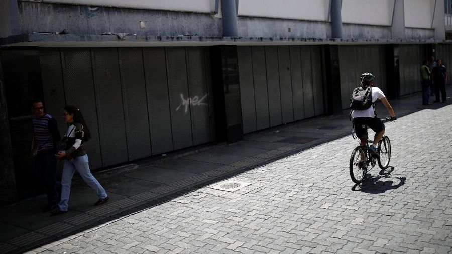 Ibukota Caracas terlihat jalan-jalan sepi saat Maduro telah menetapkan hari libur nasional untuk hari pertama dari rencana yang akan memangkas lima nol
