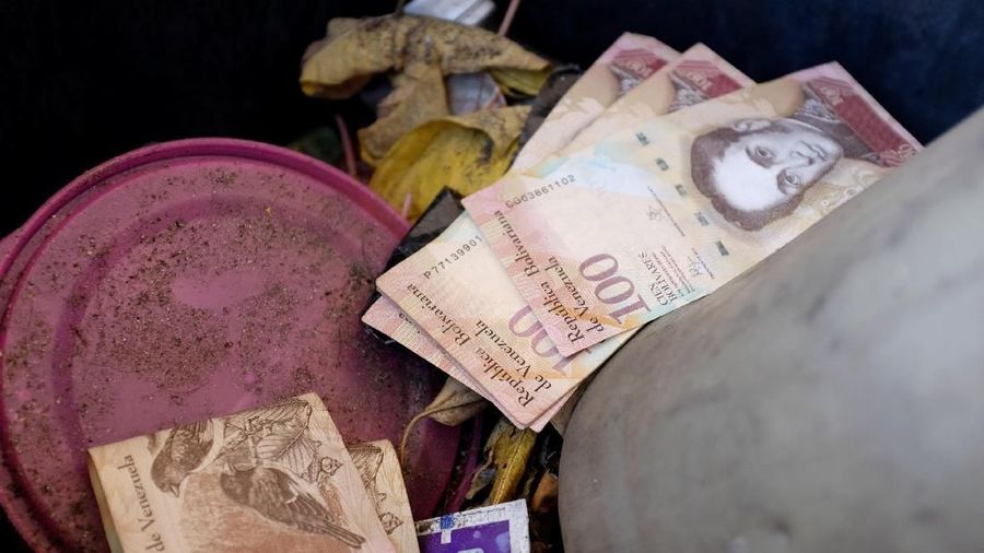 Sejumlah uang bernilai 100 bolivar Venezuela yang dibuang warga di tempat sampah di sebuah pom bensin milik perusahaan minyak negara Venezuela.