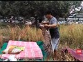 VIDEO: Pengungsi Gempa Lombok Tinggal di Kuburan