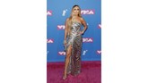 Tak ada yang percaya kalau Jennifer Lopez sudah berusia kepala empat. Dengan gaun metalik one shoulder ini pun makin membuatnya terlihat lebih muda dan modern. (REUTERS/Andrew Kelly)