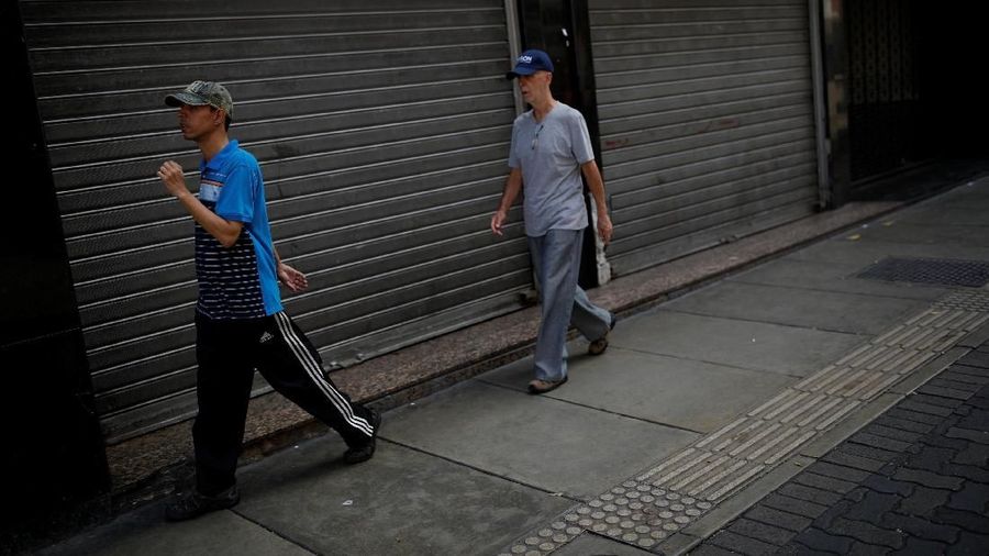Ibukota Caracas terlihat jalan-jalan sepi saat Maduro telah menetapkan hari libur nasional untuk hari pertama dari rencana yang akan memangkas lima nol