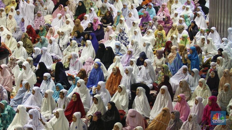 Wakil Presiden Jusuf Kalla bersama umat uslim lainnya menunaikan ibadah salat Idul Adha 1439 H berjamaah di Masjid Istiqlal, Jakarta, Rabu (22/8/2018). Sholat Idul Adha berjamaah di Masjid Istiqlal dengan imam sholat Ahmad Husni Ismail dan Khatib Ketua Umum PB Al-Wasliyah Yusnar Yusuf Rangkuti dengan tema Khutbah : 'Merajut silaturahmi, mengikis intoleransi'. (Wakil Presiden Jusuf Kalla bersama umat uslim lainnya menunaikan ibadah sholat Idul Adha 1439 H berjamaah di Masjid Istiqlal, Jakarta, Rabu (22/8/2018). Sholat Idul Adha berjamaah di Masjid Istiqlal dengan imam sholat Ahmad Husni Ismail dan Khatib Ketua Umum PB Al-Wasliyah Yusnar Yusuf Rangkuti dengan tema Khutbah : 'Merajut silaturahmi, mengikis intoleransi'.)