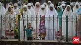 Anak-anak kecil juga terlihat mengikuti salat Iduladha bersama dengan orang tua mereka. (CNNIndonesia/Adhi Wicaksono).