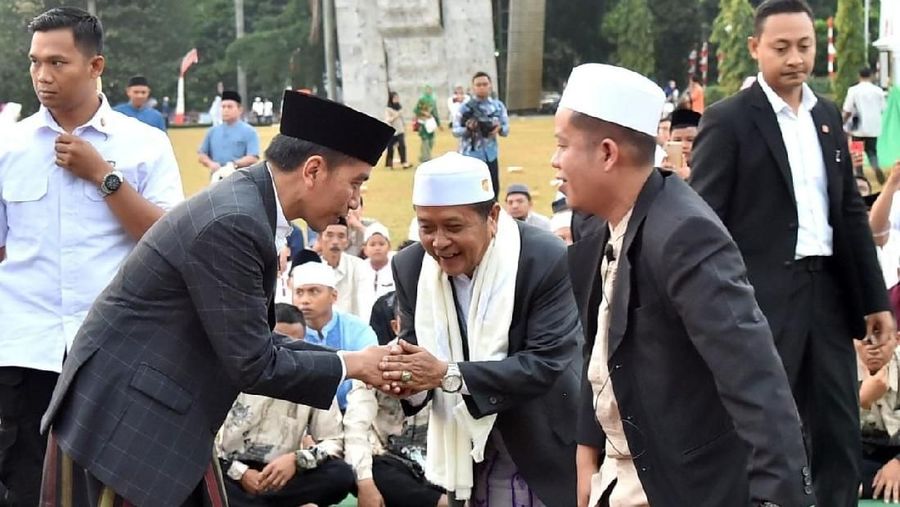 Presiden Joko Widodo pagi tadi melaksanakan salat Iduladha 1439 Hijriah di Lapangan Tegar Beriman, Kabupaten Bogor, Jawa Barat, pada Rabu, 22 Agustus 2018. Tiba sekira pukul 06.05 WIB, Presiden terlihat mengenakan setelan jas, kemeja putih, dan bersarung lengkap dengan peci hitam. (Biro Setpres RI)