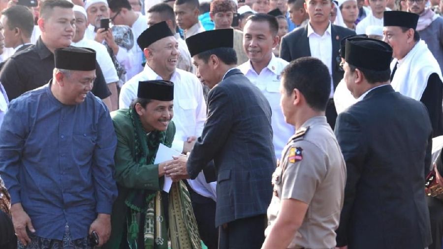Usai melaksanakan salat, Jokowi menyerahkan langsung hewan kurban.