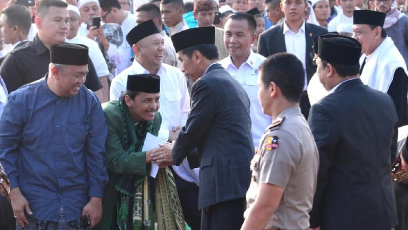 Usai melaksanakan salat, Jokowi menyerahkan langsung hewan kurban.
