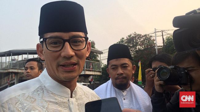 Sandi Langkahi Makam Pendiri NU, TKN Sebut Ziarah Politik