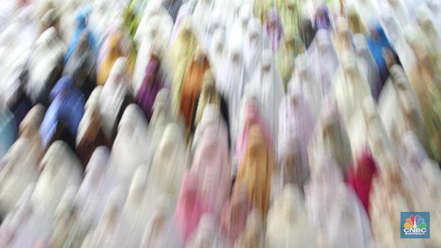 JK tiba di Istiqlal sekitar pukul 06.35 wib dengan mengenakan jas berwarna hitam.