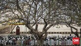 Ratusan warga saat melaksanakan Sholat Ied Adha 1439 H di pelabuhan Sunda Kelapa, Jakarta, Rabu, 22 Agustus 2018. (CNNIndonesia/Adhi Wicaksono.)
