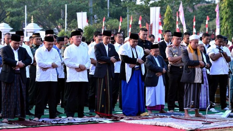 Usai melaksanakan salat, Jokowi menyerahkan langsung hewan kurban.