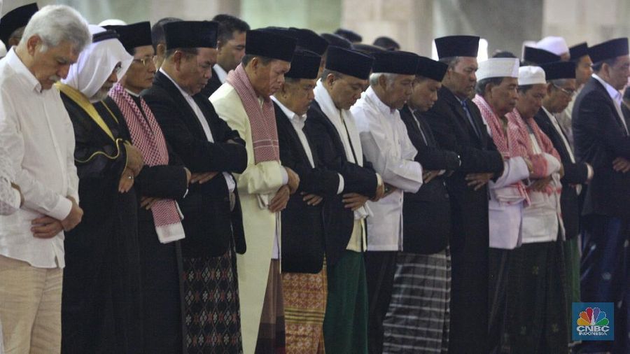 Wakil Presiden Jusuf Kalla bersama umat uslim lainnya menunaikan ibadah salat Idul Adha 1439 H berjamaah di Masjid Istiqlal, Jakarta, Rabu (22/8/2018). Sholat Idul Adha berjamaah di Masjid Istiqlal dengan imam sholat Ahmad Husni Ismail dan Khatib Ketua Umum PB Al-Wasliyah Yusnar Yusuf Rangkuti dengan tema Khutbah : 'Merajut silaturahmi, mengikis intoleransi'. (Wakil Presiden Jusuf Kalla bersama umat uslim lainnya menunaikan ibadah sholat Idul Adha 1439 H berjamaah di Masjid Istiqlal, Jakarta, Rabu (22/8/2018). Sholat Idul Adha berjamaah di Masjid Istiqlal dengan imam sholat Ahmad Husni Ismail dan Khatib Ketua Umum PB Al-Wasliyah Yusnar Yusuf Rangkuti dengan tema Khutbah : 'Merajut silaturahmi, mengikis intoleransi'.)