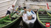 Warga bersiap menaiki sampan usai melaksanakan Sholat Ied Adha 1439 H di pelabuhan Sunda Kelapa, Jakarta, Rabu, 22 Agustus 2018. CNNIndonesia/Adhi Wicaksono.