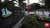 Umat muslim dengan tertib menjalankan salat Iduladha yang dilaksanakan mulai pagi hari. (CNNIndonesia/Adhi Wicaksono).