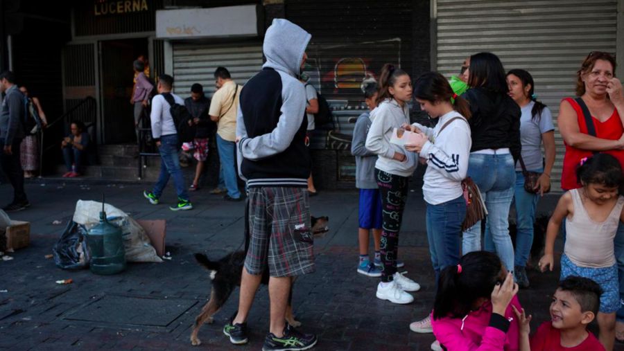 Gempa itu juga menggoyang bangunan-bangunan hingga ke ibu kota Kolombia, Bogota, dan memutus arus listrik di beberapa wilayah Trinidad.