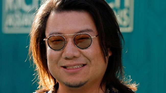 Belum Wamil, Penulis Crazy Rich Asians Diburu Polisi