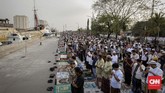 Dengan pemandangan berlatar kapal-kapal di pelabuhan Sunda Kelapa, masyarakat dengan khusuk melaksanakan salat. (CNNIndonesia/Adhi Wicaksono).