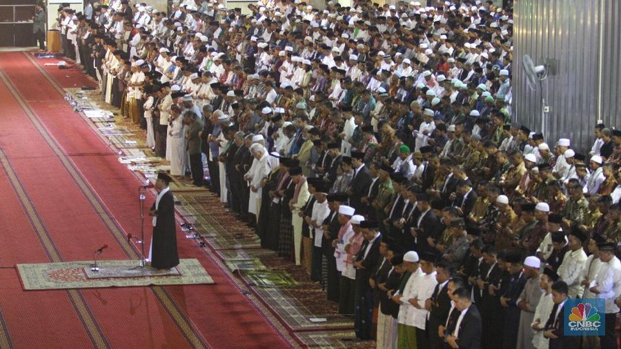 JK tiba di Istiqlal sekitar pukul 06.35 wib dengan mengenakan jas berwarna hitam.