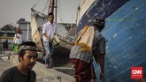 Warga bersiap menaiki sampan usai melaksanakan Sholat Ied Adha 1439 H di pelabuhan Sunda Kelapa, Jakarta, Rabu, 22 Agustus 2018. (CNNIndonesia/Adhi Wicaksono.)