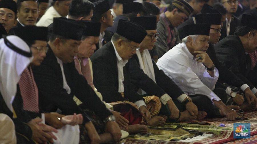 JK tiba di Istiqlal sekitar pukul 06.35 wib dengan mengenakan jas berwarna hitam.