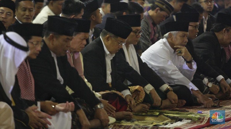 JK tiba di Istiqlal sekitar pukul 06.35 wib dengan mengenakan jas berwarna hitam.