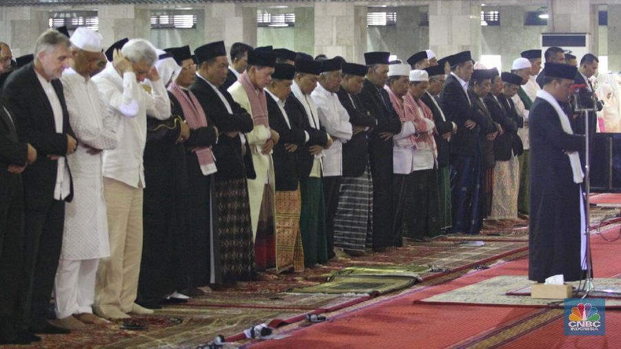 JK tiba di Istiqlal sekitar pukul 06.35 wib dengan mengenakan jas berwarna hitam.