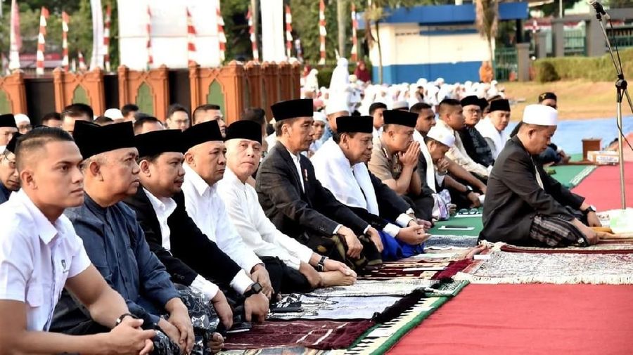 Usai melaksanakan salat, Jokowi menyerahkan langsung hewan kurban.