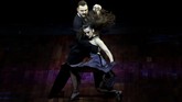 Argentina memang dikenal sebagai kampung halaman tarian tango. Mereka bahkan punya pembuat busana sampai sepatu tango terbaik dunia, baik untuk pria maupun wanita. (REUTERS/Marcos Brindicci)