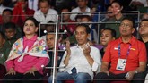 Didampingi Ibu Negara Iriana (kiri), Presiden Joko Widodo (tengah) berdoa saat menyaksikan final bulutangkis beregu putra di Istora Senayan. Presiden Joko Widodo beberapa kali datang ke menyaksikan atlet-atlet Indonesia berlaga di Asian Games 2018. (ANTARA/INASGOC/Puspa Perwitasari/tom/18)