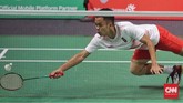 Anthony Sinisuka Ginting mengembalikan kok ke arah pebulutangkis tunggal putra Cina Shi Yuqi pada babak final beregu putra Asian Games 2018 di Istora Senayan, Jakarta, Rabu (22/8). (CNN Indonesia/Adhi Wicaksono)
