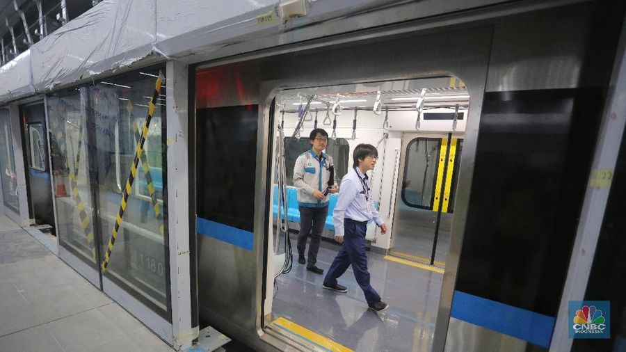 MRT merupakan alat transportasi publik utama di Singapura selain bus dan angkutan taxi.