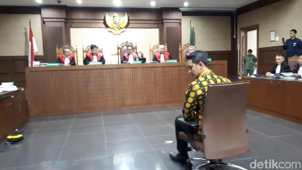 Zumi Zola Divonis 6 Tahun Zumi Zola Divonis 6 Tahun