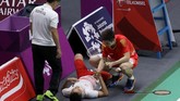 Anthony Ginting tidak bisa melanjutkan pertandingan saat tertinggal 20-21 dari Shi Yuqi di gim ketiga partai tunggal pertama final bulutangkis beregu putra. Shi Yuqi menghampiri Anthony yang terbaring di pinggir lapangan. (ANTARA FOTO/ INASGOC/Nafielah Mahmudah/tom/18)