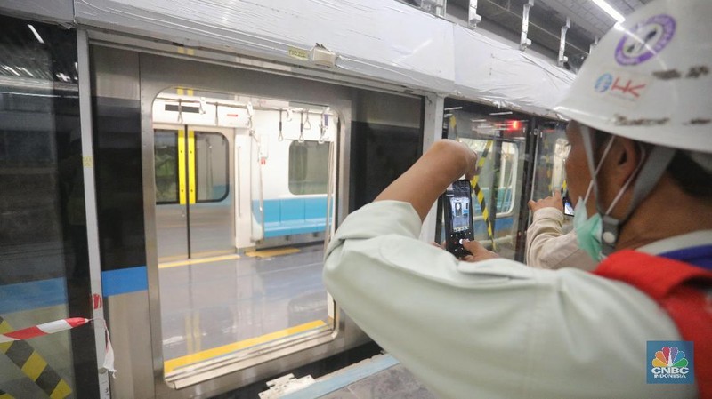 MRT merupakan alat transportasi publik utama di Singapura selain bus dan angkutan taxi.