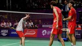 Pebulutangkis ganda putra Indonesia Kevin Sanjaya (kiri) melakukan selebrasi 'unik' usai menang atas ganda putra China Li/Liu di partai kedua final bulutangkis beregu putra Asian Games 2018.(ANTARA/INASGOC/Puspa Perwitasari/tom/18)