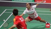 Pebulutangkis putra Indonesia Anthony Sinisuka memenangi gim pertama atas Shi Yuqi, 21-14, di partai tunggal pertama. Tetapi di laga tersebut Anthony akhirnya harus kalah 21-14, 21-23, dan 20-22 dari Shi Yuqi. (CNN Indonesia/Adhi Wicaksono)