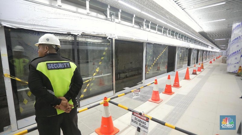 MRT merupakan alat transportasi publik utama di Singapura selain bus dan angkutan taxi.