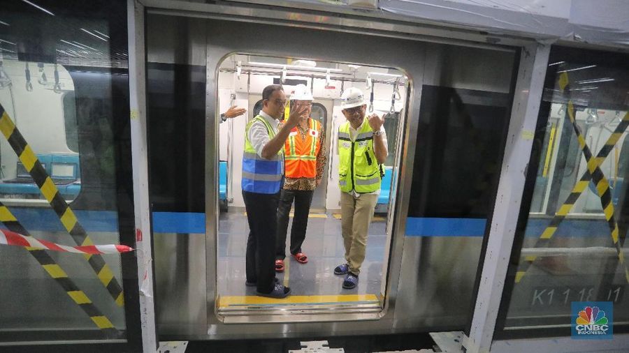 MRT merupakan alat transportasi publik utama di Singapura selain bus dan angkutan taxi.