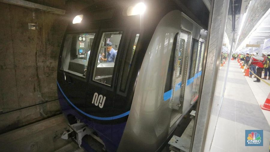 MRT merupakan alat transportasi publik utama di Singapura selain bus dan angkutan taxi.