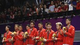 Tim putra Indonesia harus puas meraih medali perak bulutangkis beregu putra setelah kalah 1-3 dari China di laga final di Istora Senayan, Rabu (22/8). (REUTERS/Beawiharta)