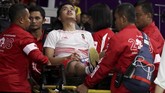 Petugas medis membantu Anthony Ginting keluar dari lapangan karena cedera di laga tunggal pertama final bulutangkis beregu putra saat menghadapi Shi Yuqi dari China. (ANTARA FOTO/ INASGOC/Jessica Margaretha/tom/18)